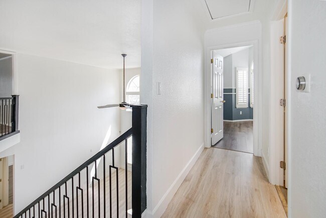 Building Photo - 918 Calle Cumbre Ct