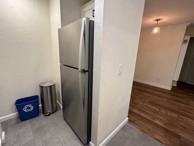 Building Photo - 204 Larkspur Plaza Dr