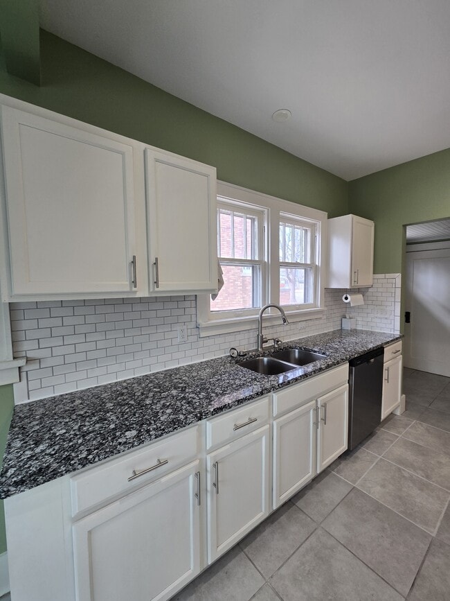 Building Photo - 1321 W Univ Ave