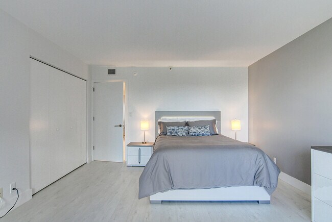 Building Photo - 4301 N Ocean Blvd