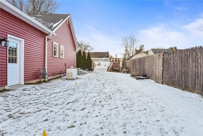 Building Photo - 95 Honeysuckle Rd