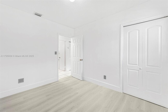 Building Photo - 3241 SW 40th Ave