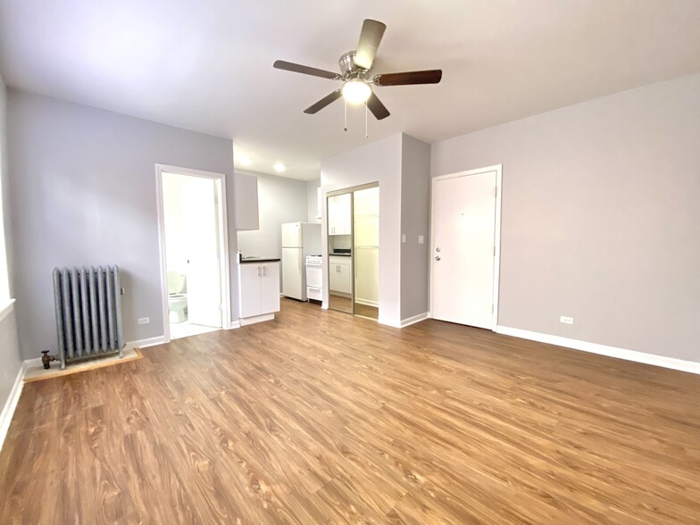 Building Photo - 4241 N Kenmore Ave