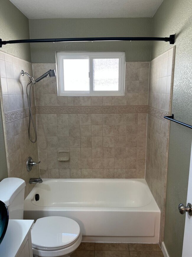 Building Photo - Updated Upstairs Condo Near Oakridge Mall with Parking & Central A/C!