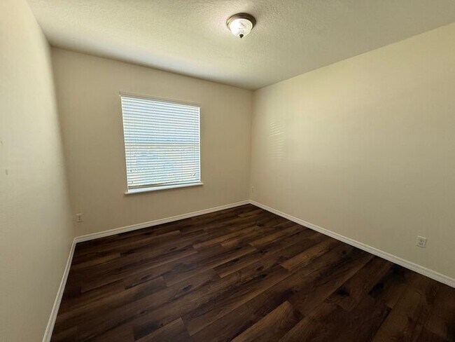 Building Photo - Spacious Groveland Home