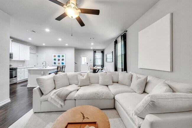 Building Photo - 5404 Golden Canary Ln