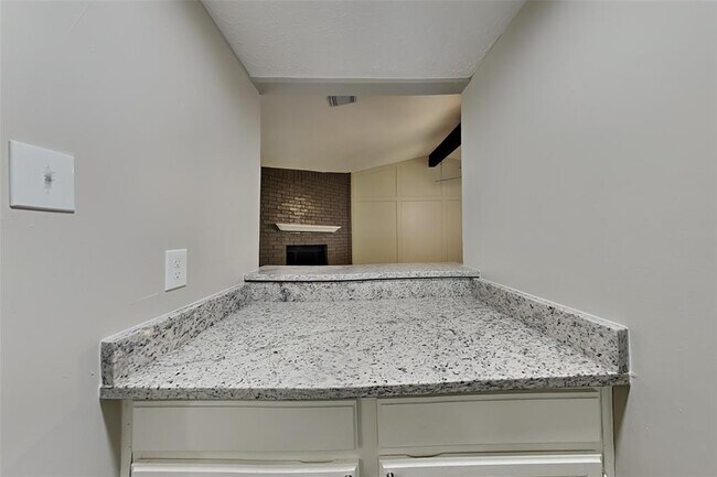Building Photo - 2818 Silver Falls Dr