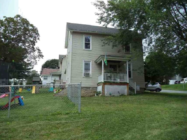 Primary Photo - 628 Turnpike Ave