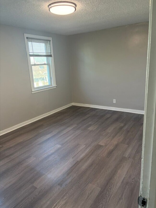 Building Photo - Gorgeous 3-Bedroom Townhome in Holmesburg! Available NOW!