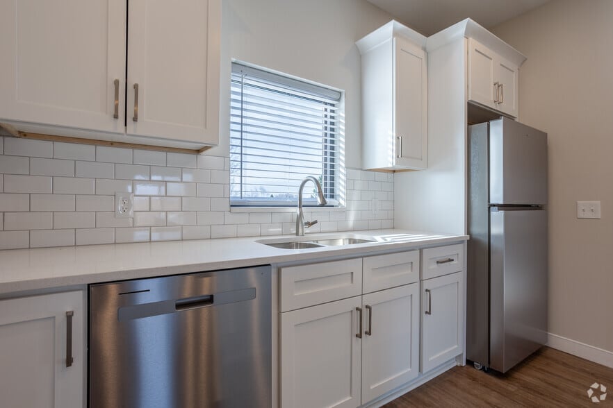 2BR, 2BA - 1,032SF - Kitchen - Post Drive Flats