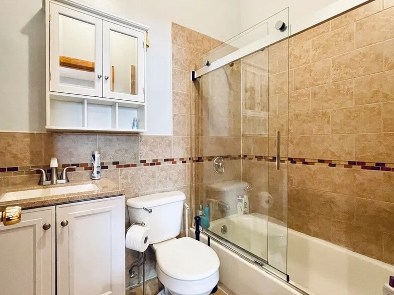 Building Photo - Furnished room/NOT APARTMENT