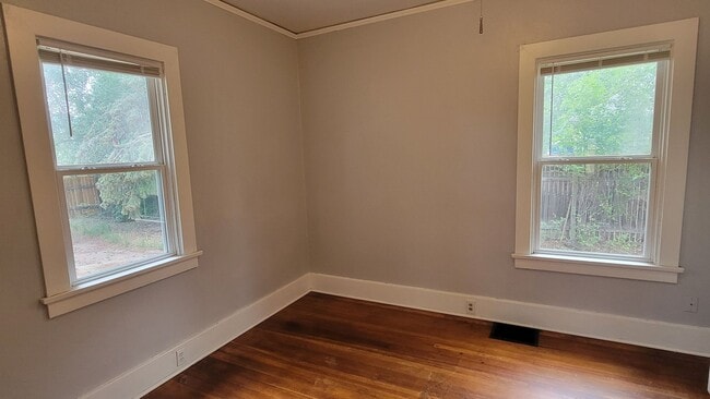 Building Photo - Ranch Style Home in Downtown! - MileStone RES