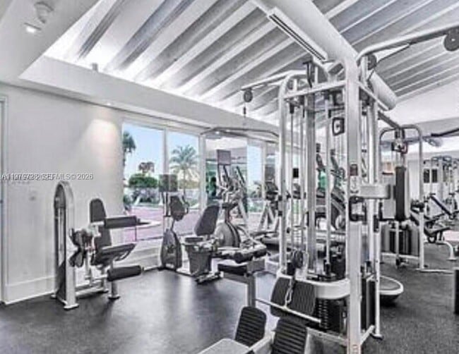 Building Photo - 2457 Collins Ave