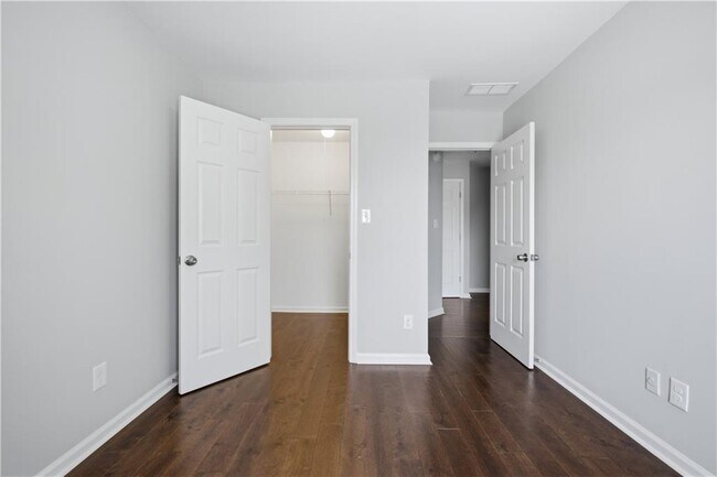 Building Photo - 1098 Village Creek