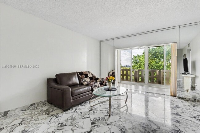 Building Photo - 4330 Hillcrest Dr