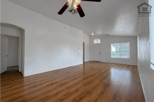 Building Photo - 3Bed/2Bath House at Northern Ave/87th Ave! Ready for Immediate Move-In! – Corner Lot!