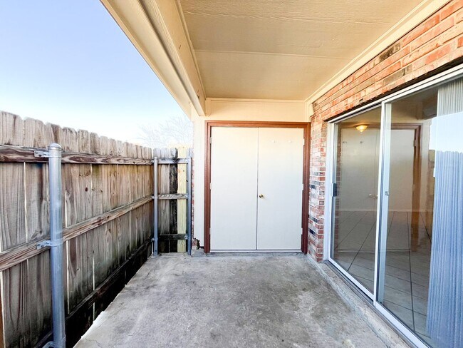 Building Photo - 2302 Wales Cir