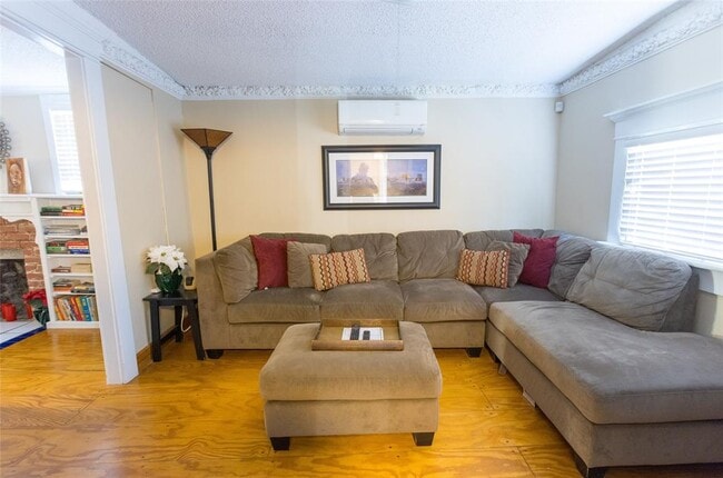 Building Photo - 2003 Haskell St