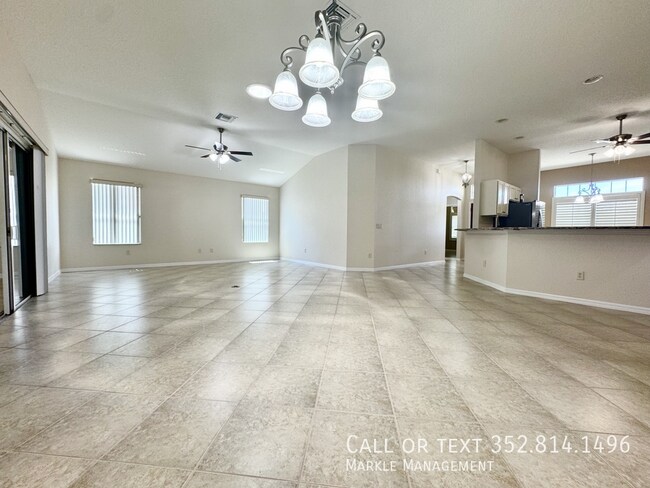 Building Photo - 487 Thistledown Way