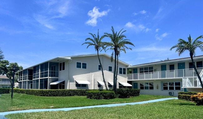 Building Photo - 200 Horizon W