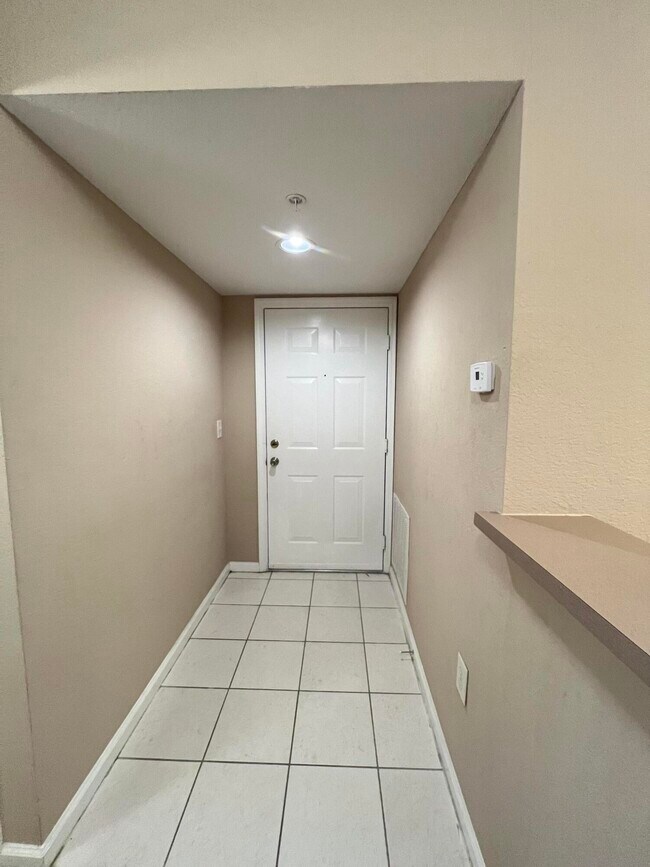 Building Photo - 181 SW Palm Dr