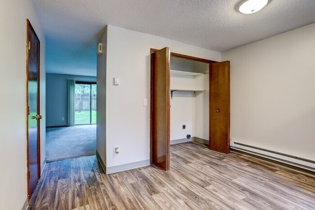 Building Photo - 2bed/1.5bath Town-home Available Soon! Cal...
