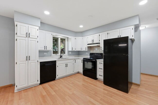 Building Photo - 152 Crestwood Dr