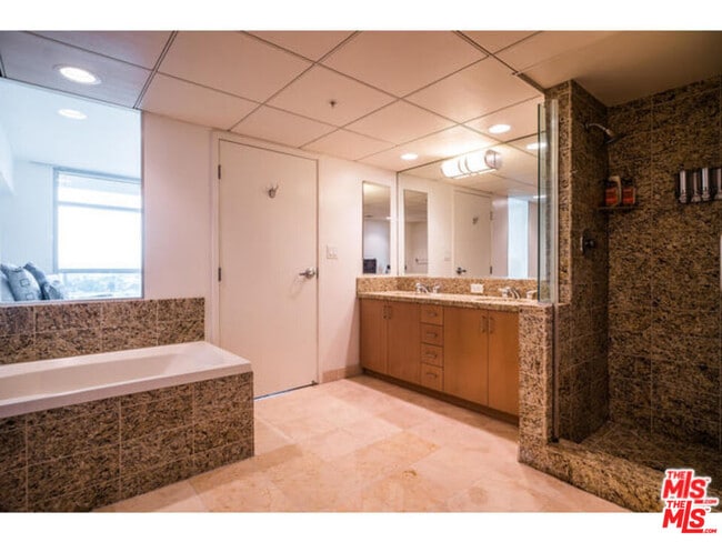 Building Photo - 13700 Marina Pointe Dr