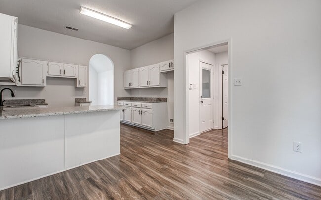 Building Photo - 5624 Annandale Dr