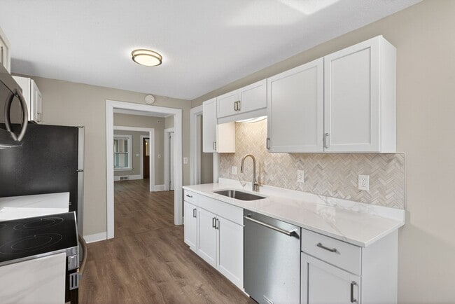 Building Photo - 4 Bedroom Uptown Luxury Meets Historic Charm!