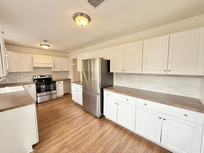 Building Photo - Spacious 3-Bed/2-Bath With Large Backyard