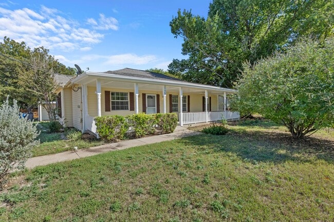Building Photo - Beautiful & Unique Rental Home Spacious, C...