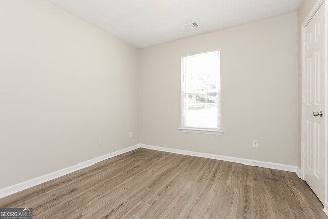 Building Photo - 6125 Pineneedle Dr SW