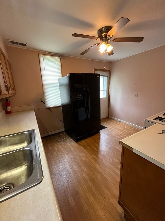Building Photo - 2 Bed, 1 Bath Single Family House in East ...