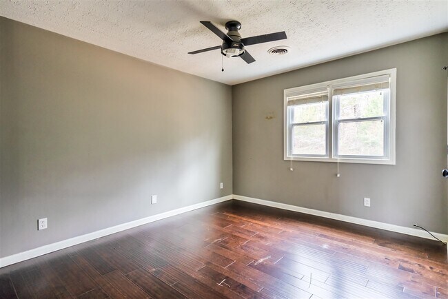 Building Photo - 2426 Lewisburg Rd