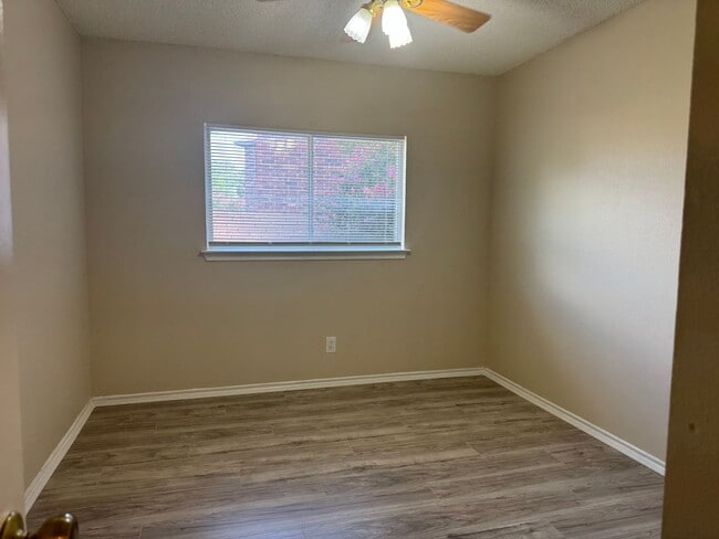 Building Photo - 8003 Chestnut Manor Dr
