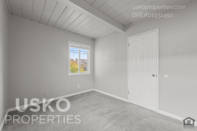 Building Photo - "Charming 3-Bed with Full Bath in Sacramento – Cozy 1093 Sq Ft Home Awaits!"