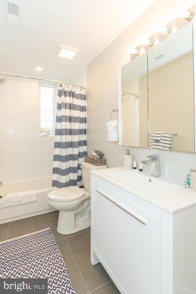 Building Photo - 2220-28 Master St