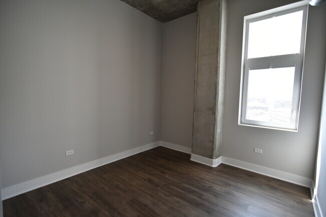 Building Photo - 3833 N Broadway