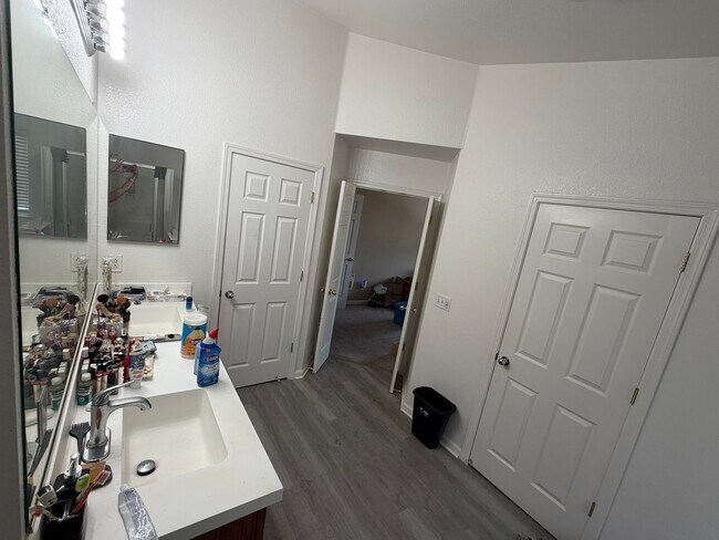 Building Photo - 12 Jackdaw Ct