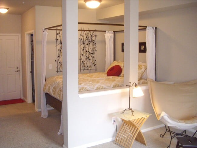 Building Photo - 0bd/1ba Sammamish Condo