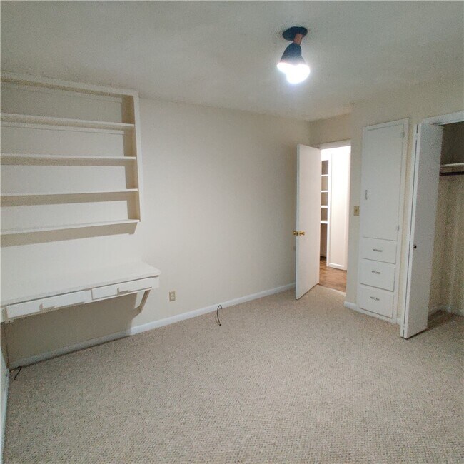 Building Photo - 1351 N Stephens Ave