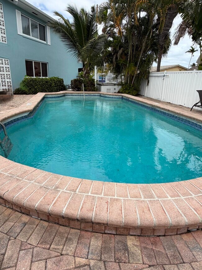 Building Photo - 1100 Pine Dr