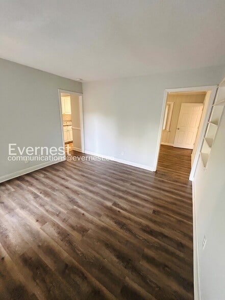 Building Photo - 203 Pinetree Dr