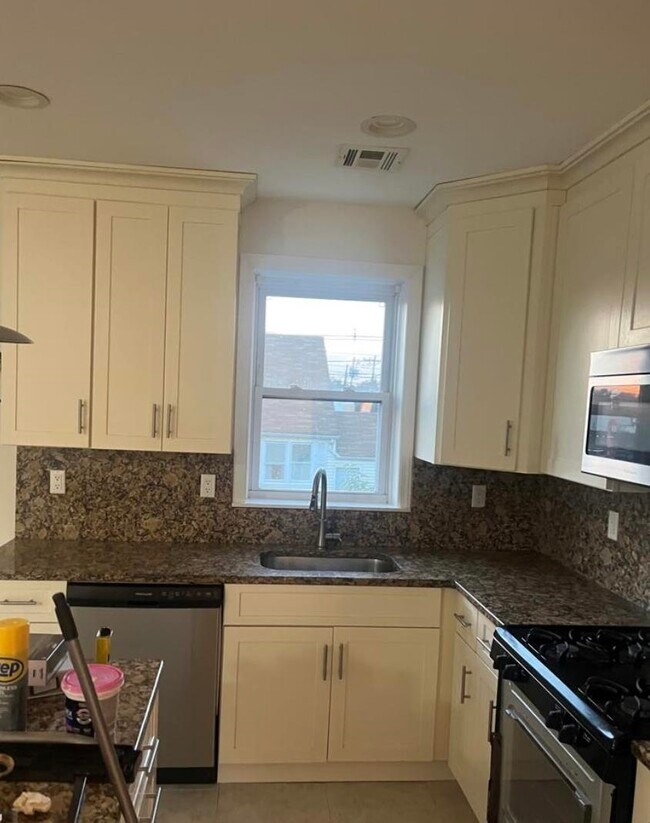 Building Photo - 10-12-12 Morton Pl