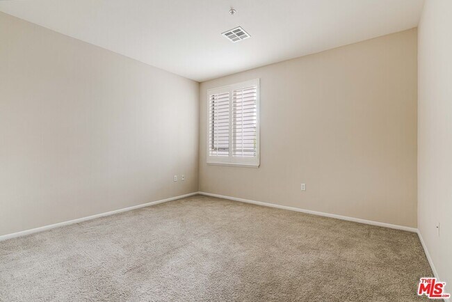 Building Photo - 6400 Crescent Prk E