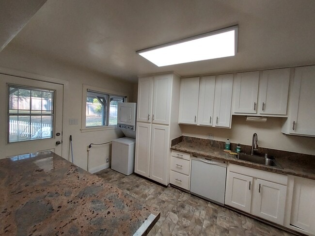 Building Photo - 6124 Van Alstine Ave