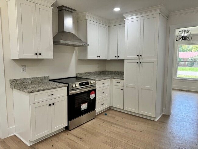 Building Photo - Renovated 3 BR Home in the Heart of Murfreesboro