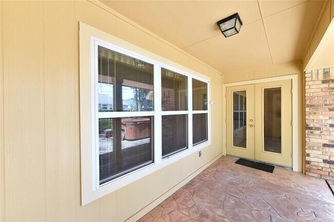 Building Photo - 1811 Laurel Oaks Dr