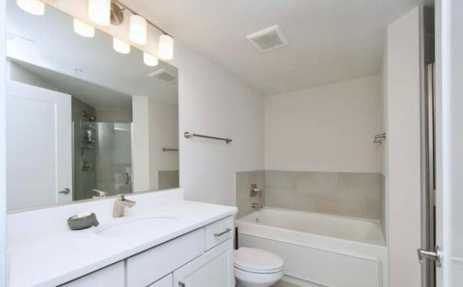Building Photo - 2 Bedroom 2 Bathroom Modern Condo at The Lexicon, NoMa Neighborhood, Modern Appliances, Covered P...